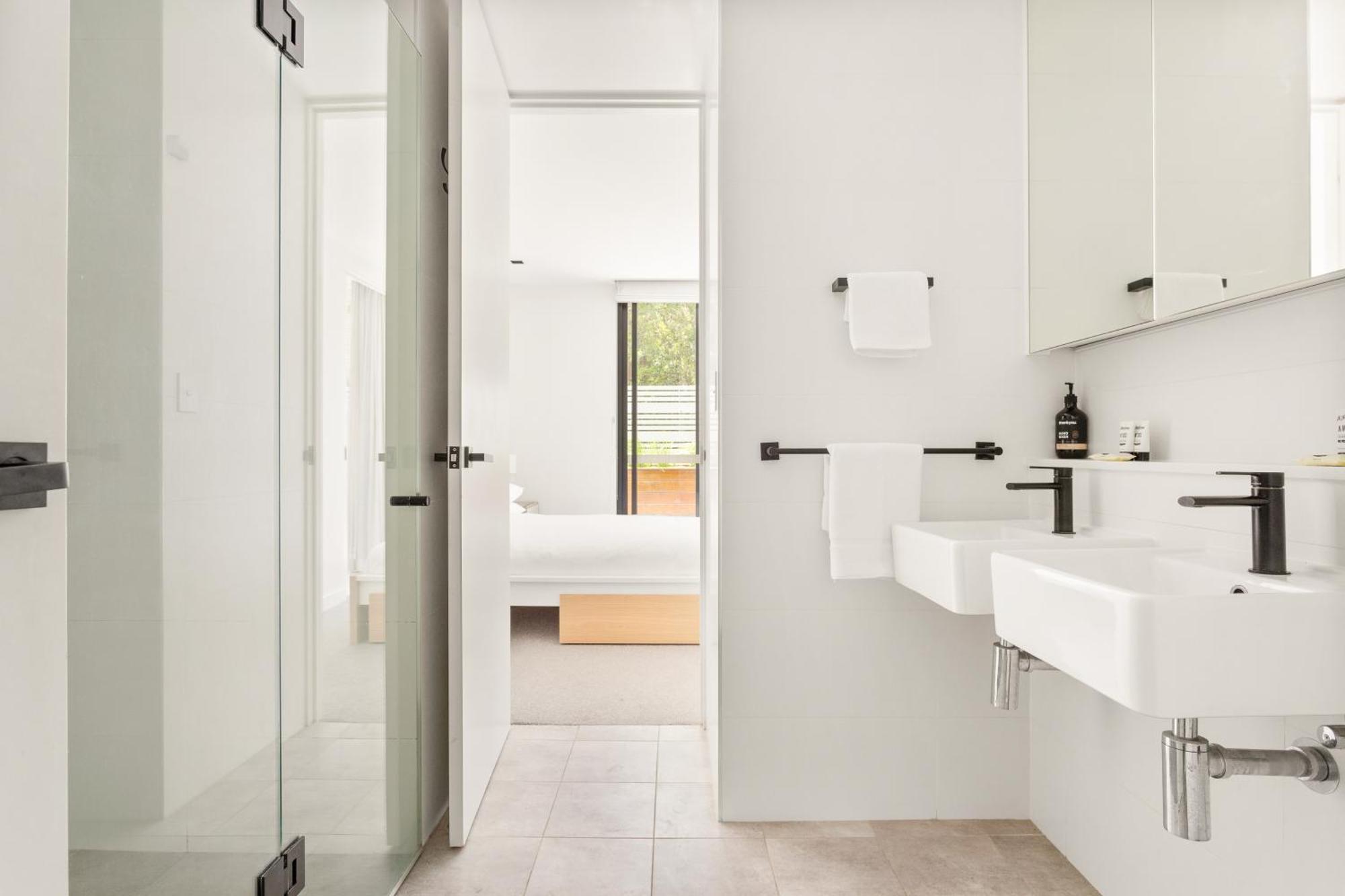 Apartment Sleek 2-bed Metres To *