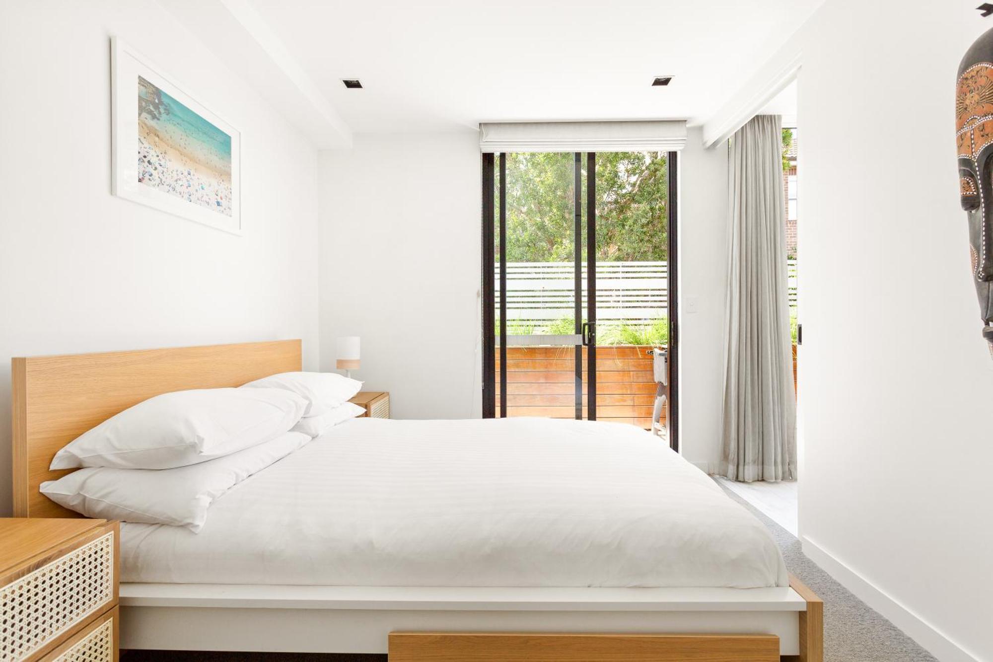 Apartment Sleek 2-bed Metres To