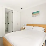 Sleek 2-Bed Apt Metres To Beach