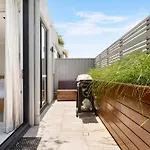Sleek 2-Bed Apt Metres To Beach