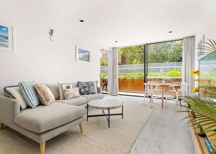 Sleek 2-Bed Apt Metres To Beach