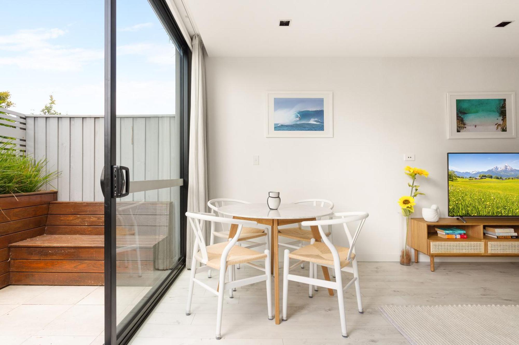 Apartment Sleek 2-bed Metres To *