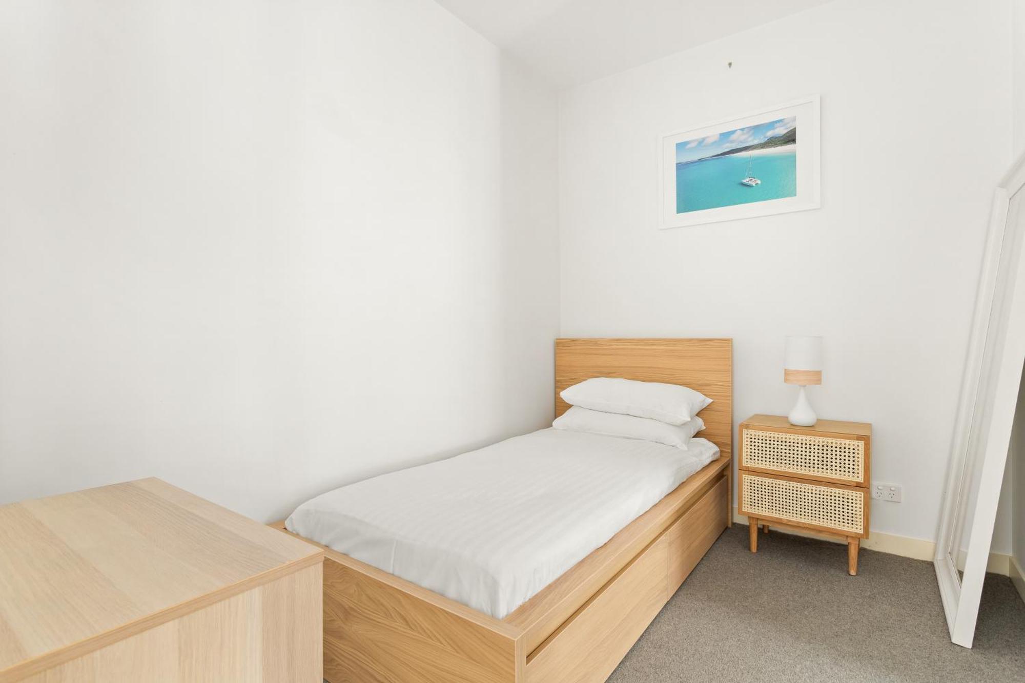 Apartment Sleek 2-bed Metres To Sydney