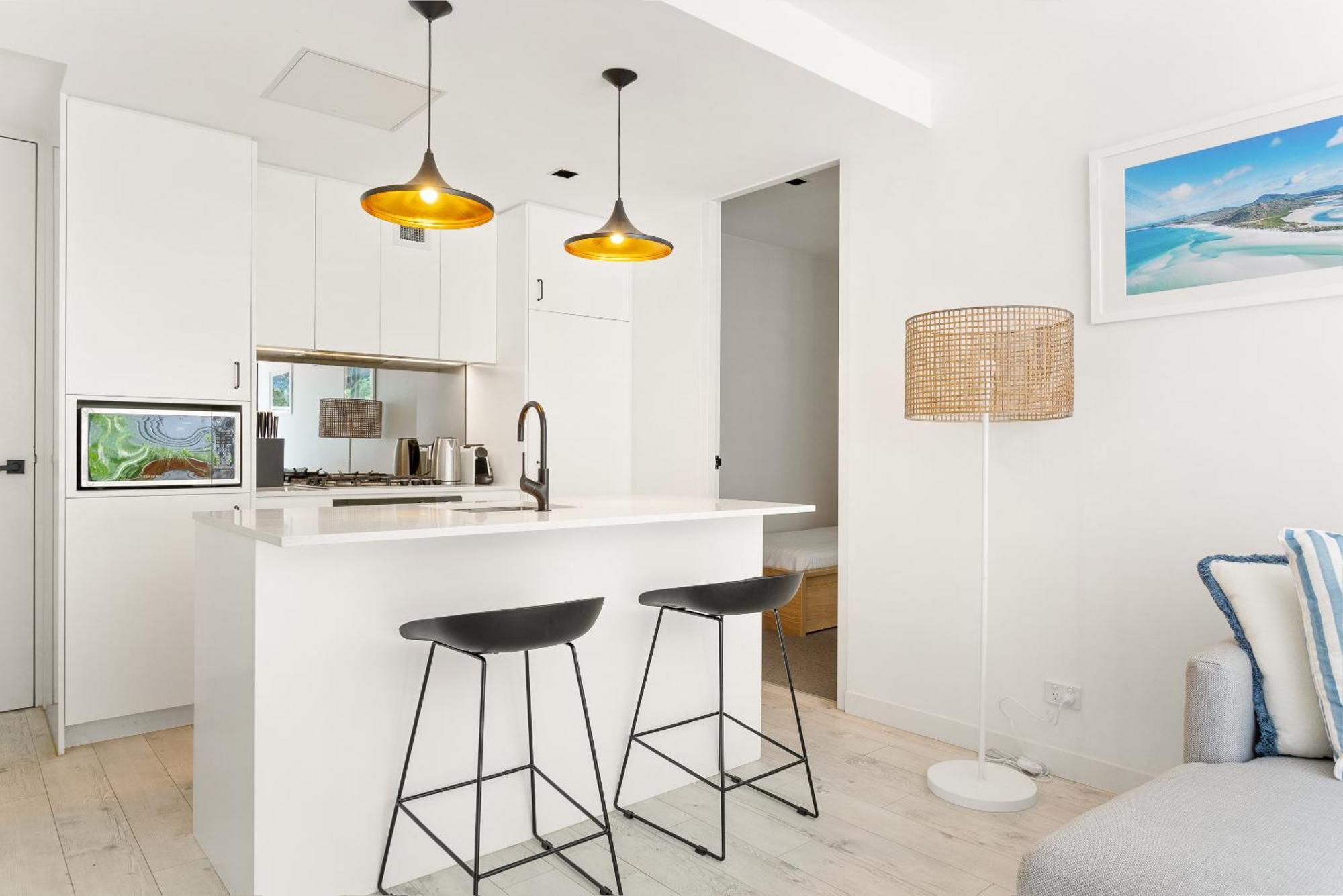 Apartment Sleek 2-bed Metres To