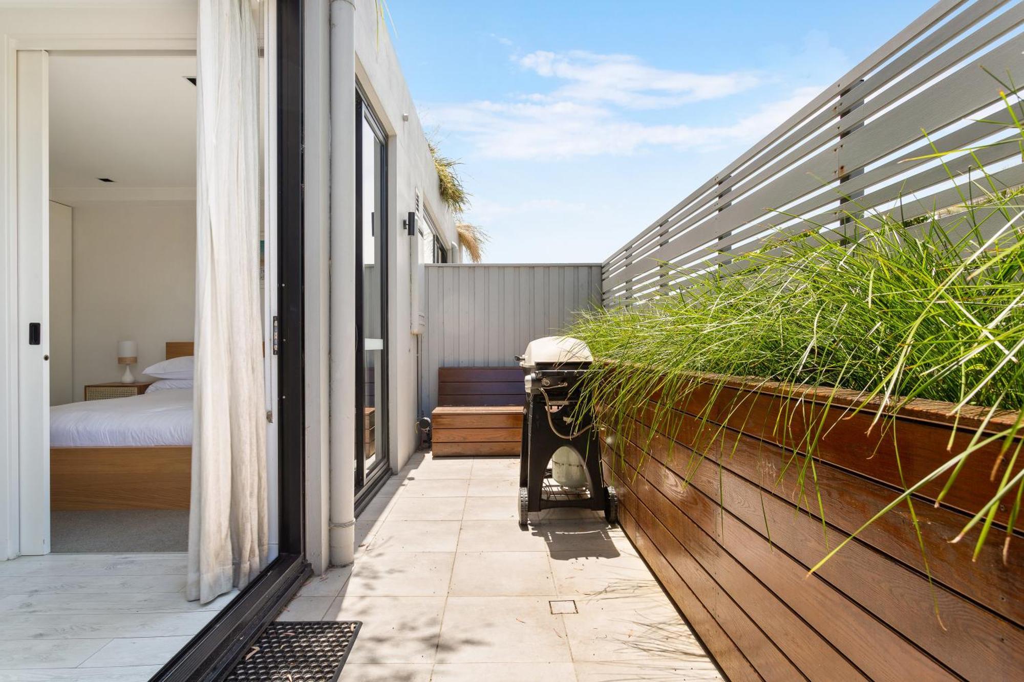 Sleek 2-bed Metres To * Sydney